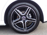 【アルミホイール】18インチのAMG5スポークアルミホイールを装着