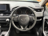 インテリアに合わせたデザインのステアリングは、運転される方のことも考え、運転しやすい形状、大きさです。是非一度、実際に触ってお確かめください。