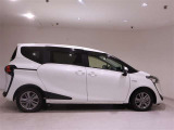 運転席側の真横からのサイドフォルム、シンプルで飽きのこないスタイリッシュなスタイルですね!乗降しやすそうなのがわかります。