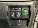両側電動スライドドアは運転席から操作ができるよう、操作スイッチが付いています。その下には安全装備のCMBSとVSAの解除スイッチなどがついています。燃費に役立つECONボタンもここです。