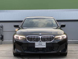 【BMWの伝統】BMWの特徴的な“キドニーグリル”は、80年以上続く伝統の形でございます。変わらないこだわりのデザインが、プレミアムブランド“BMW”を創り出します。