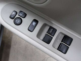 運転席から左右のドアミラーの開閉が可能です♪駐車場でのドアミラーの折り畳みが簡単です♪