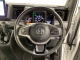 ハンドルにHondaセンシング系のクルーズコントロールやレーンキープアシストなどのスイッチと、オーディオの操作スイッチが装備されています。ハンドルから手を離さず安全に操作できます。