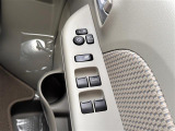 【電動格納ミラー】運転席のスイッチで、ドアミラーの開閉や角度の調整ができます。