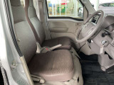 運転のしやすさや、乗り降りにも配慮した運転席。