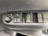 【電動格納ミラー】サイドミラーは電動格納式となっており、狭い駐車場でもキズがつくリスクを抑えられます。