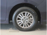 純正のアルミホイール装着車です。タイヤサイズは195/65R15です。