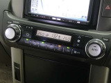 【オートエアコン】車内温度を感知して自動で温度調整をしてくれるのでいつでも快適な車内空間を創り上げます!どの席に座っても快適なドライブが楽しめます♪