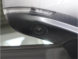 両側ドアミラーに装着されたカメラの映像をディスプレイに表示。自車の両側面の様子が確認でき、狭い道への進入やすれ違い、道路端への幅寄せ駐車などをより安心して行うことができます。