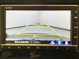 【バックカメラ】運転が苦手な方も車庫入れラクラクです!ギアをリバースに入れれば自動的に切り換わりますので、面倒な操作は不要です♪狭い駐車場もお車を傷つけず安心ですね!