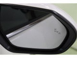 BSMを装備。さらに、後退時車両検知警報【RCTA】を搭載しています。バックで出庫する際に左右から接近する車両を検知し、ミラーのインジケーターの点滅と警報音で警告して安全確認をサポートしてくれます。