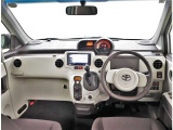 オシャレなインテリアで運転する気分も盛り上がりますよね^^