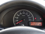 【メーターパネル】素早く車の情報が読み取れる、視認性に優れたシンプルなデザインのメーターパネルです。