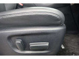 運転席にはパワーシートが付いております。パワーシートは指先1つで操作出来るためチカラの弱い女性の方でもシートに座ったまま操作出来ます♪