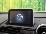 【8インチマツダコネクト】車内の雰囲気にマッチした大型のディスプレイ。スマホ接続でのナビ使用やBluetooth再生等、様々な機能が楽しめます。直感的なダイヤル操作が可能で、使い勝手も良好です。