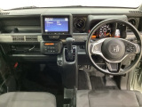 車内は光触媒抗菌消臭施工済です。インパネ周りはスタイリッシュなデザインで機能や装備も充実しています。グローブボックスやカップホルダーのほかにトレーなどたくさんの収納スペースが付いています。