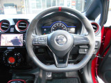 ステアリングハンドルです。オーディオコントロールスイッチが付いて運転中でも手元でオーディオの操作が出来て便利ですよ。