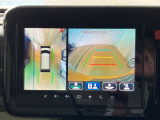 全方位カメラを搭載。4方の小型カメラの映像を処理し、車両真上からの映像に変換しています。