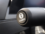 ★マルチビューカメラ★ワイパーレバー先端の「CAMERAスイッチ」を押すことで、車を上空から見下ろしたような映像をカーナビ画面に映し出し、車庫入れや縦列駐車をサポートしてくれます♪