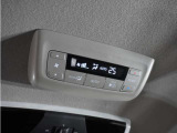 後席用エアコンの操作パネルも装備されており、同乗者の方もお好みの温度で快適なドライブをお楽しみいただけます。