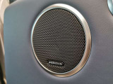 英国の老舗オーディオブランド「MERIDIAN」のサウンドシステムを搭載。低音から高音までをクリアに再現し車内に臨場感溢れる音響空間を提供。