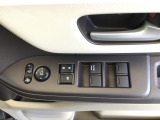 電動格納式ドアミラーのスイッチは運転席ドアにあります。