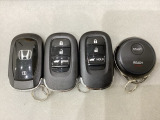 スマートキーを装備しています。鍵を差し込むことなくドアロックの開け閉めと、スタートボタン操作でのエンジンスタートができます。加えて、純正リモコンエンジンスターター用の操作キーもついています。