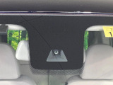 【三菱e-Assist】走行中に前方の車両等を認識し、衝突しそうな時は警報とブレーキで衝突回避と被害軽減をアシスト。より安全にドライブをお楽しみいただけます。