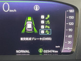 【衝突軽減ブレーキ(CMBS)】衝突するおそれが高い場合、音と光で注意して強いブレーキングを行い、衝突回避・被害軽減を支援します。機能には限界があるためご注意ください。