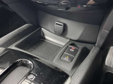 【オートブレーキホールド】渋滞時や信号待ちでブレーキを放しても停車してくれるオートブレーキホールド機能付きです。しっかりと確認してブレーキは離しましょう。
