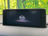 【12.3インチマツダコネクト】車内の雰囲気にマッチした大型ディスプレイ。スマホ接続でのナビ使用やBluetooth再生等、様々な機能が楽しめます。直感的なダイヤル操作が可能で、使い勝手も良好です。