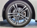 【BMWアロイホイル】軽量かつ強度に拘ったアロイホイル。走行性能ポテンシャルを引き出す設計。車の足元を引き締めてくれる大きなポイントはアロイホイルです。