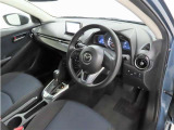 シンプルで使いやすいデザインの運転席です。