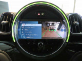 バックカメラ&前後方パークセンサーはリバースシフトに連動し、ナビゲーションモニター上へ切り替わります。前後方部死角にある障害物等を検知すると警告音で知らせてくれます。