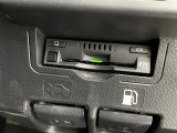 【ETC】有料道路を利用する際に料金所で停止することなく通過できる、ETC車載器(ノンストップ自動料金収受システム機器)が装備されています。セットアップを行うことで利用可能になります。
