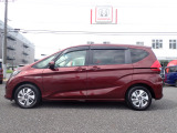 ドアバイザー装着車両です。華やかなサイドシルエットです。
