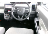 運転席の写真です。見通しのよいすっきりとした視界で、誰でも運転しやすいです。運転のしやすさは疲れにくさにも繋がりますよ♪