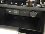 【ワイヤレス充電器】対応している端末であれば、このアタッチメントの上にスマホを置くだけで充電が可能。ケーブルを車内に常備しておく必要もありません。