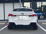 BMWのテールランプはプレスラインへと続く形状のため、統一感のある綺麗なラインを演出しております。