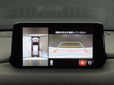 上空から俯瞰した映像で周囲の状況を確認出来る360°ビューモニターです。大柄な車体ですが、これで狭い駐車場でも安心ですね。また、隠れたお子様やいつの間にか置かれたカートも確認出来ますね。