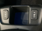 セレクトレバーの前にシートヒータースイッチが付いております。前席の左右別々に2段階で温度設定ができます。