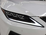 LEDヘッドランプにはアダプティブハイビームシステム「AHS」を採用。光検出カメラで車両検出をし、先行車や対向車に直接ハイビームを当てないように部分遮光します。