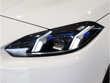 【LEDヘッドライト】先進のLEDテクノロジーを採用。放射される白色光の周波特性は太陽光に近く、バイキセノン・ヘッドライトを上回るコントラストで更に明るく輝きます!