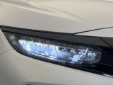 【LEDヘッドライト】悪天候や夜間走行時も良好な視界を確保し安心して運転できる高輝度LEDヘッドライトを装備!点灯速度が早く、消費電力も抑えられています。