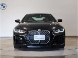 【BMWの伝統】BMWの特徴的な“キドニーグリル”は、80年以上続く伝統の形でございます。変わらないこだわりのデザインが、プレミアムブランド“BMW”を創り出します。