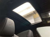 開放的なドライブをお楽しみいただけるサンルーフ。晴れた空の下、サンルーフを開けてのドライブは気持ちよさそうですね。当然後付けはできないので、サンルーフ付きのU-Carはお得です。
