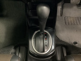 CVT車のセレクトレバーです。低速から高速まで、変速ショックのないスムーズな走りを実現するとともに、エンジン効率のよい領域を維持することで燃費にも貢献します。