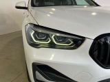 LEDヘッドライト 先進のLEDテクノロジーを採用。キセノンライトを上回るコントラストで明るく輝きます。夜間や悪天候時の日中でも優れた視野性を発揮し安全性と快適性を高めます。