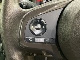 ステアリングスイッチがついていますので、オーディオのチャンネル変更、ボリューム、ジャンル変更が操作可能です。ハンドルから手を離さず安全に操作できます。