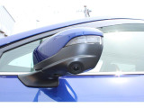 サイドビューカメラも標準装備、運転席から見えづらい車の左前下方もディスプレイで確認できます